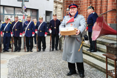 Vor dem Rathaus: Hauptmann Heiko Stang mit Garde und einem Korb voller Schusterjungen. Foto: Tourismusverein Treptow -Köpenick